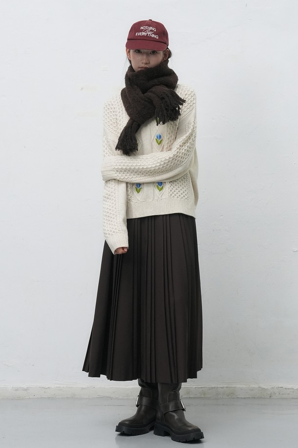 [25FW] UNISEX 헤어리 니트 머플러 [3COL]는 부드러운 촉감과 따뜻한 보온성을 제공하는 유니섹스 머플러입니다. 울과 아크릴 혼방 소재로 제작되어 가을, 겨울철 일상에서 캐주얼하게 착용하기 좋습니다. 헤어리 텍스처와 프린지 디테일이 돋보이며, 무지 디자인으로 다양한 스타일에 활용하기 용이합니다. 두꺼운 두께감으로 추운 날씨에도 따뜻하게 몸을 감싸주며, 편안한 착용감을 선사합니다. 브라운 컬러로 출시되어 따뜻하고 포근한 분위기를 연출합니다.
