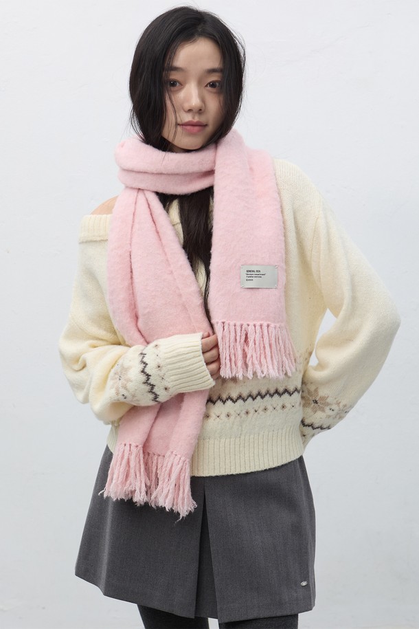 [25FW] 유니섹스 헤어리 니트 머플러는 부드러운 촉감과 따뜻함을 선사하는 겨울철 필수 아이템입니다. 헤어리 텍스처의 두꺼운 니트 울 소재로 제작되어 포근한 착용감을 느낄 수 있습니다. 캐주얼 및 미니멀 스타일을 즐겨 입는 유니섹스 고객에게 적합하며, 핑크, 화이트, 블랙 세 가지 색상으로 출시되었습니다. 프린지 디테일이 돋보이는 무지 디자인으로, 데일리룩에 포인트 아이템으로 활용하기 좋습니다. 가을, 겨울 시즌에 따뜻하고 스타일리시하게 연출해보세요.
