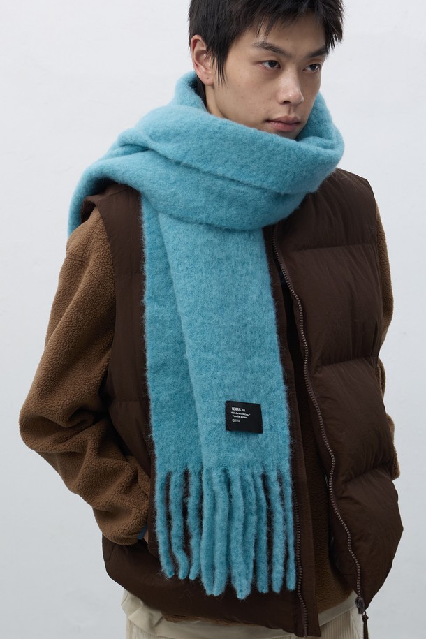 [25FW] ]UNISEX 빅 울 블렌드 머플러는 부드러운 촉감의 울 블렌드 소재로 제작되어 가을과 겨울에 따뜻하게 착용할 수 있습니다. 베이직한 디자인에 두꺼운 두께감과 빅 사이즈로 제작되어, 클래식, 미니멀, 캐주얼 등 다양한 스타일을 연출하기 좋습니다. 버터, 블루, 라이트 그레이 3가지 컬러로 출시되어 취향에 맞게 선택 가능합니다. 남녀 모두 착용 가능한 유니섹스 머플러로, 데일리룩에 포인트 아이템으로 활용하기 좋습니다. 무지 패턴으로 어떤 옷에도 쉽게 매치할 수 있어 활용도가 높습니다.
