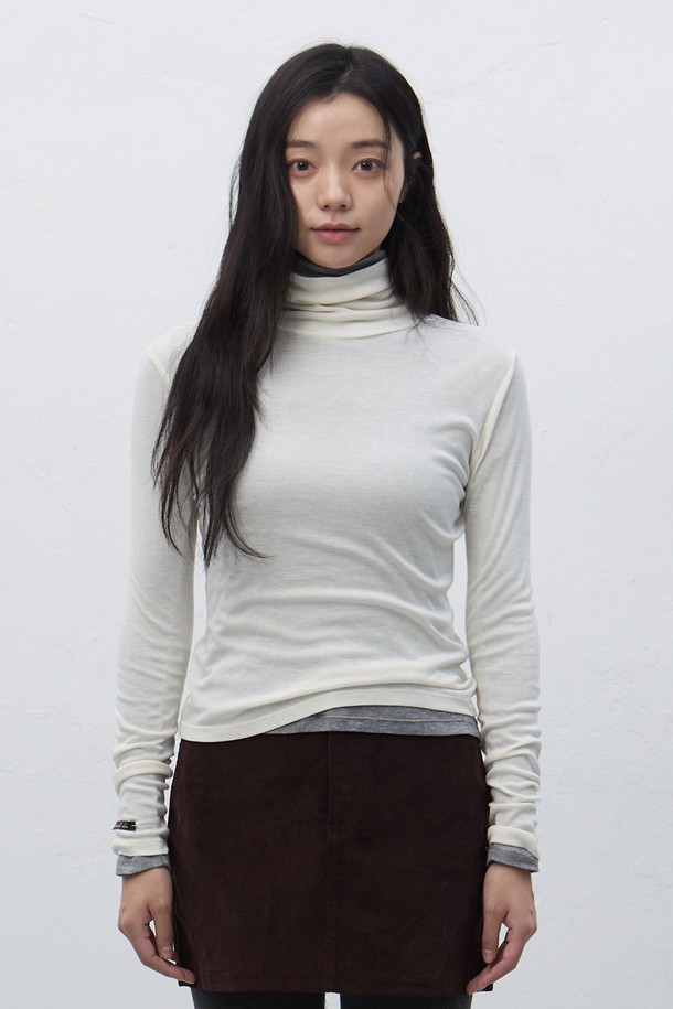 **[25FW] 우먼 소프트 울 터틀넥 티셔츠 [4COL] / WBE4L01520**는 부드러운 소프트 울 소재로 제작되어 가을, 겨울 시즌에 따뜻하고 포근하게 착용할 수 있는 여성 터틀넥 티셔츠입니다. 베이직한 디자인으로 출근룩, 오피스룩 등 다양한 TPO에 활용 가능하며, 클래식, 미니멀, 시크한 스타일 연출에 용이합니다. 레귤러핏에 긴 소매 기장으로, 레귤러 기장의 상의와 함께 어떤 하의에도 잘 어울립니다. 무지 디자인과 화이트 컬러는 어떤 의상에도 매치하기 쉬워 활용도가 높습니다. 부드러운 촉감의 소프트 울 소재가 편안한 착용감을 선사합니다.
