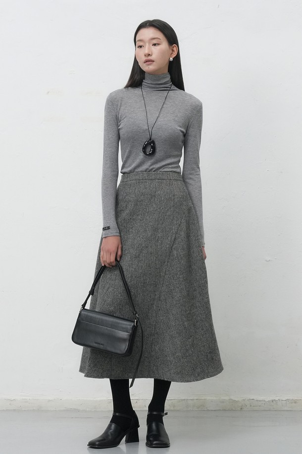 **[25FW] WOMAN 소프트 울 터틀넥 티셔츠 [4COL] / WBE4L01520**

부드러운 소프트 울 소재로 제작되어 포근하고 고급스러운 착용감을 선사하는 여성 터틀넥 티셔츠입니다. 4가지 다채로운 컬러로 출시되어, 다양한 스타일에 매치하기 용이합니다. 레귤러핏 디자인으로 편안한 착용감을 제공하며, 가을과 겨울 시즌 데일리룩과 모임룩에 활용하기 좋습니다. 베이직한 디자인으로 클래식, 미니멀, 캐주얼 등 폭넓은 스타일을 소화할 수 있는 활용도 높은 아이템입니다. 긴 소매 기장과 두꺼운 두께감으로 따뜻함을 더했습니다.
