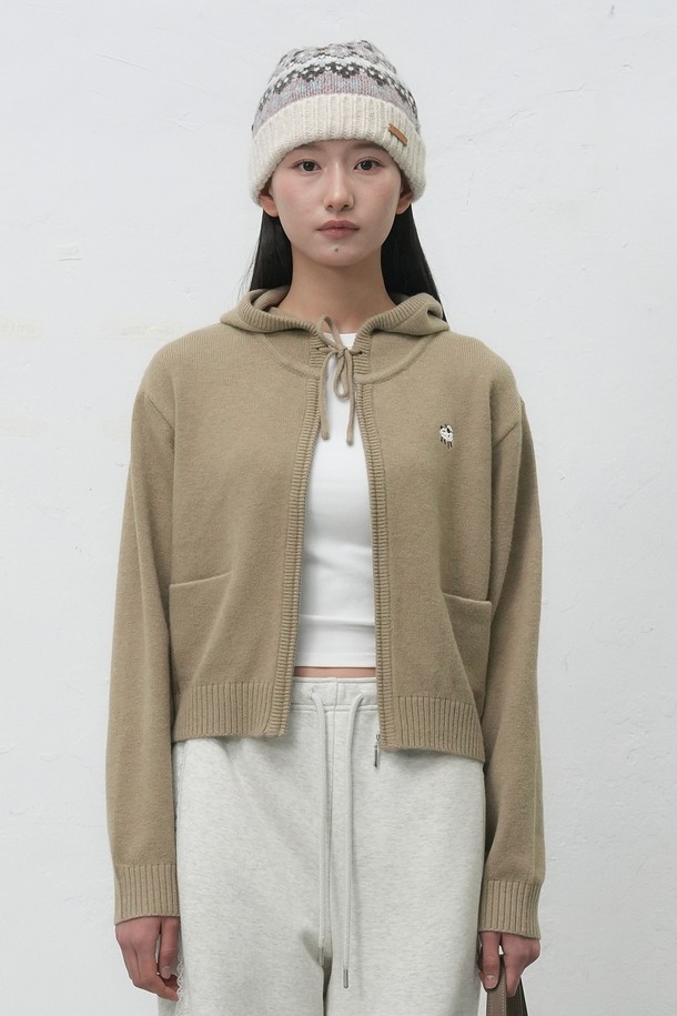 **[25FW] WOMAN 베이비쉽 니트 후드 집업 [3COL] / WBE4L04557**

부드러운 촉감의 베이비쉽 니트 소재로 제작된 여성용 후드 집업입니다. 가을과 겨울, 쌀쌀한 날씨에 따뜻하게 착용하기 좋은 두꺼운 두께감의 레귤러핏 니트입니다. 캐주얼, 베이직, 미니멀, 클래식한 스타일을 연출하기 좋으며, 집콕룩으로 편안하게 즐기기 좋습니다. 베이지, 네이비 2가지 컬러로 출시되었으며, 긴 소매와 후드 디자인이 특징입니다. 무지 패턴으로 어떤 옷에도 쉽게 매치할 수 있어 활용도가 높습니다.
