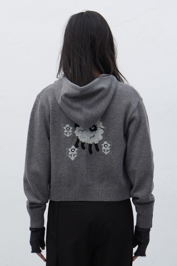 [25FW] WOMAN 베이비쉽 니트 후드 집업 [3COL] / WBE4L04557는 부드러운 촉감의 베이비쉽 소재로 제작된 여성용 니트 후드 집업입니다. 가을, 겨울 시즌에 어울리는 두꺼운 두께감으로 따뜻하게 착용할 수 있으며, 일상에서 편안하게 즐겨 입기 좋은 캐주얼 스타일입니다. 그레이 컬러의 무지 디자인으로 다양한 룩에 매치하기 용이하며, 레귤러 핏과 긴 소매 기장으로 안정적인 착용감을 제공합니다. 집콕룩, 산책룩 등 편안한 TPO에 적합하며, 미니멀한 스타일 연출에 활용하기 좋습니다. 후드 디자인과 집업 여밈 방식으로 실용성을 더했습니다.
