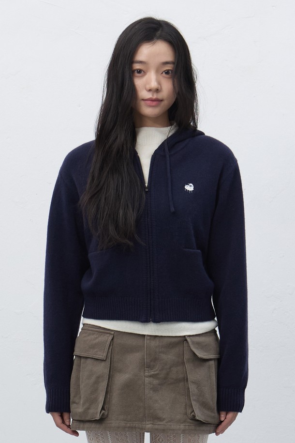 **[25FW] 우먼 베이비쉽 니트 후드 집업 [3COL] / WBE4L04557**

부드러운 베이비쉽 소재로 제작되어 포근한 착용감을 선사하는 여성용 니트 후드 집업입니다. 톤 다운된 네이비 컬러로, 캐주얼하면서도 미니멀한 스타일을 연출합니다. 가을, 겨울 시즌에 적합하며, 레귤러핏과 긴 소매 기장으로 편안함을 더했습니다. 무지 디자인에 두꺼운 두께감으로 따뜻함을 유지하며, 집콕룩과 산책룩에 모두 잘 어울립니다.
