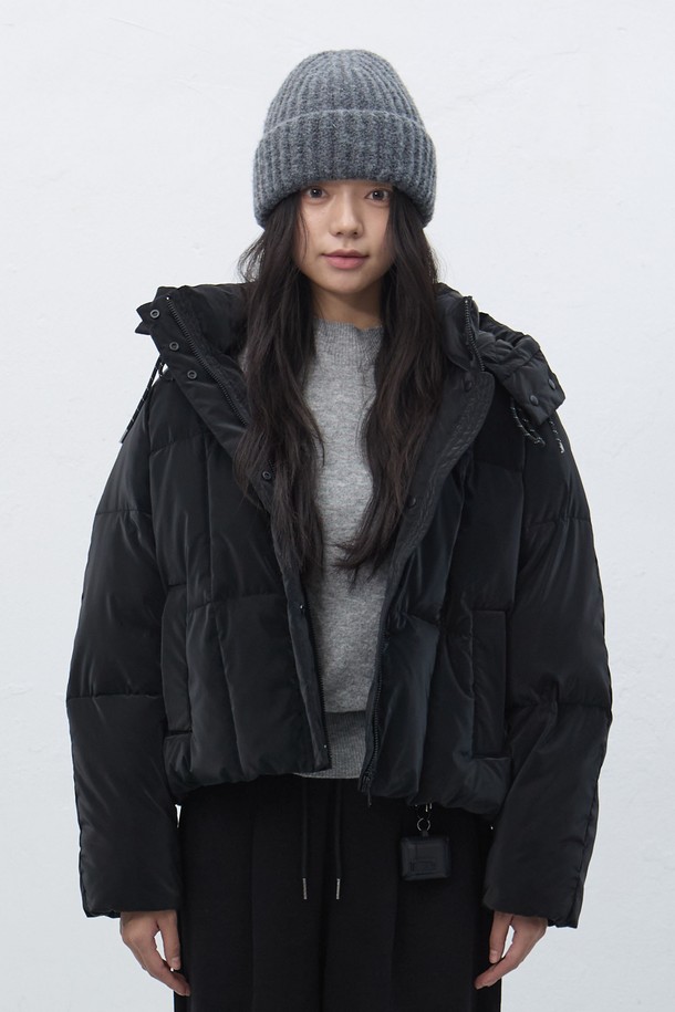 [25FW] WOMAN 스퀘어 퀼팅 후드 숏 푸퍼는 여성용 아우터로, 캐주얼한 스타일을 연출하기에 좋습니다. 가을과 겨울에 적합하며, 보온성을 위한 패딩 안감과 두꺼운 두께감으로 제작되었습니다. 부드러운 촉감의 나일론 소재와 오버핏 디자인으로 편안한 착용감을 선사합니다. 집업 여밈 방식과 숏 기장으로 활동성을 높였으며, 후드와 스퀘어 퀼팅 디테일이 특징입니다. 출근룩, 여행룩 등 다양한 TPO에 미니멀, 클래식한 스타일로 활용할 수 있습니다.
