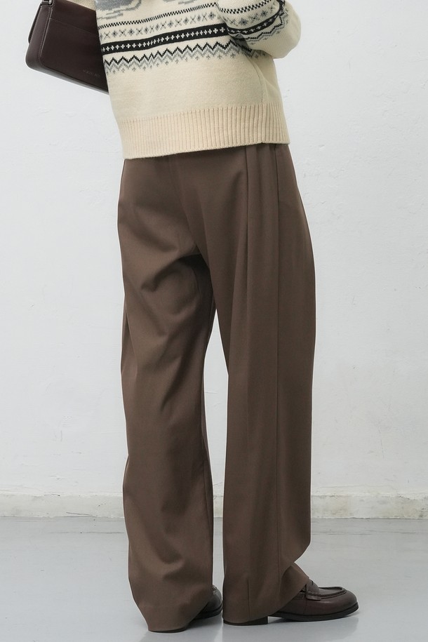 [25FW] WOMAN 와이드 원턱 슬랙스 [2COL]는 여성용 슬랙스로, 다크 베이지와 블랙 두 가지 색상으로 출시되었습니다. 가을, 겨울 시즌에 어울리는 긴 기장의 와이드핏 슬랙스로, 베이직하고 클래식한 스타일을 연출합니다. 원턱 디테일이 특징이며, 오피스룩, 출근룩, 모임룩 등 다양한 TPO에 활용 가능합니다. 미니멀하고 클래식한 스타일을 선호하는 여성에게 적합한 아이템입니다.
