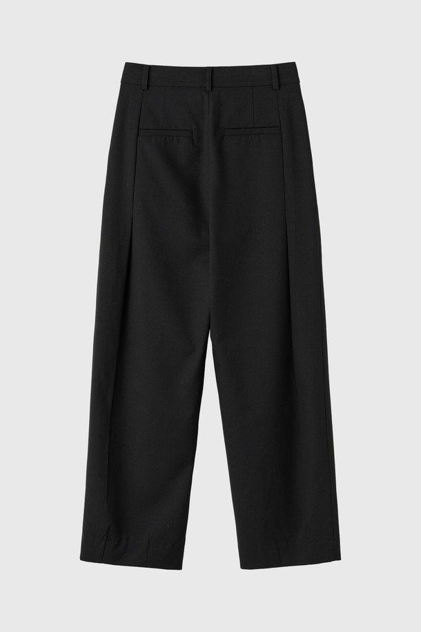 [25FW] WOMAN 와이드 원턱 슬랙스 [2COL]는 여성 고객을 위한 가을/겨울 시즌용 슬랙스입니다. 다크 베이지와 블랙 두 가지 색상으로 출시되었으며, 베이직하고 클래식한 스타일을 연출합니다. 와이드핏과 긴 기장으로 편안하면서도 세련된 핏을 제공하며, 원턱 디테일이 특징입니다. 오피스룩, 출근룩, 모임룩 등 다양한 TPO에 활용 가능하며, 미니멀하고 클래식한 스타일을 선호하는 분들께 추천합니다.
