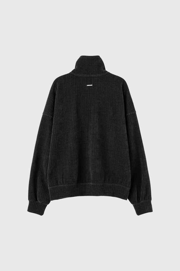 [25FW] WOMAN 리브드 벨로아 루즈핏 하프집업 [2COL] / WBE4L51521는 부드러운 벨로아 소재의 여성용 하프넥 하프집업입니다. 넉넉한 루즈핏으로 편안한 착용감을 선사하며, 가을과 겨울에 따뜻하게 입을 수 있습니다. 일상복과 피트니스룩으로 모두 활용 가능한 실용적인 아이템으로, 스포티, 캐주얼, 미니멀한 스타일을 연출하기 좋습니다. 리브드 디테일이 돋보이며, 블랙 컬러로 어떤 옷에도 쉽게 매치할 수 있습니다. 보온 기능으로 쌀쌀한 날씨에도 따뜻함을 유지해줍니다.
