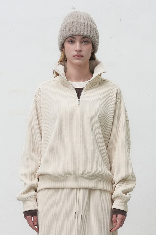 따뜻하고 부드러운 감촉의 [25FW] WOMAN 리브드 벨로아 루즈핏 하프집업입니다. 캐주얼 스타일의 여성 의류로, 가을과 겨울에 활용하기 좋습니다. 넉넉한 루즈핏과 하프넥 디자인으로 편안한 착용감을 선사하며, 부드러운 벨로아 소재가 포근함을 더합니다. 집콕룩, 산책룩 등 다양한 TPO에 매치하여 미니멀하고 클래식한 스타일을 연출해보세요. 2가지 컬러로 제공됩니다.
