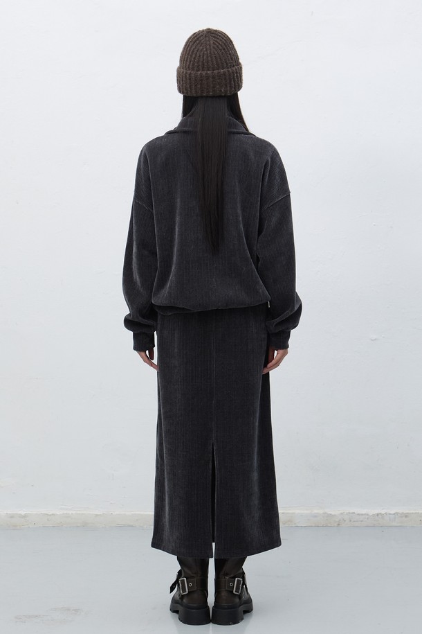 [25FW] WOMAN 리브드 벨로아 하프집업 세트 [2COL]는 여성용으로, 가을과 겨울에 따뜻하게 입을 수 있는 캐주얼 스타일의 세트 상품입니다. 부드러운 촉감의 벨로아 소재로 제작되었으며, 레귤러 핏에 하프넥 디자인으로 편안함을 더했습니다. 무지 패턴의 블랙 컬러로 어떤 스타일에도 쉽게 매치할 수 있으며, 긴 소매와 두꺼운 두께감으로 보온성을 높였습니다. 넉넉한 핏으로 활동성을 보장하며, 집업 스타일로 간편하게 착용 가능합니다.
