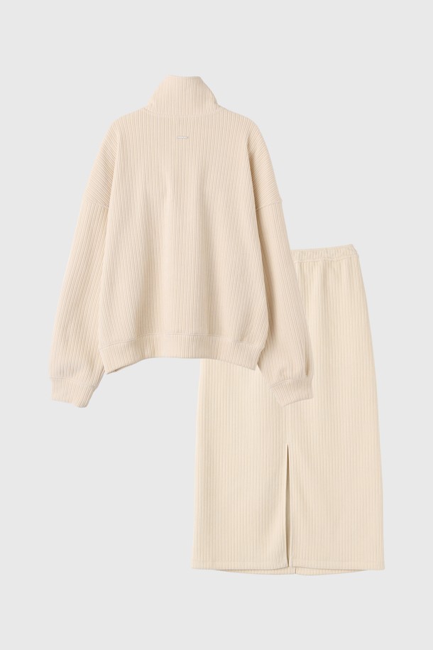 **[25FW] WOMAN 리브드 벨로아 하프집업 세트 [2COL] / WBE4L51521SET**는 부드러운 촉감의 벨로아 소재로 제작되어 가을과 겨울에 따뜻하게 착용할 수 있는 여성용 하프넥 하프 집업 세트입니다. 루즈핏 디자인과 무지 패턴으로 캐주얼하고 미니멀한 스타일을 연출하며, 집콕룩이나 산책룩으로 활용하기 좋습니다. 긴 소매 기장과 두꺼운 두께감으로 보온성을 높였으며, 세트 상품으로 다양한 스타일링이 가능합니다. 이 하프 집업 세트는 편안함과 스타일을 동시에 원하는 여성분들에게 좋은 선택이 될 것입니다.
