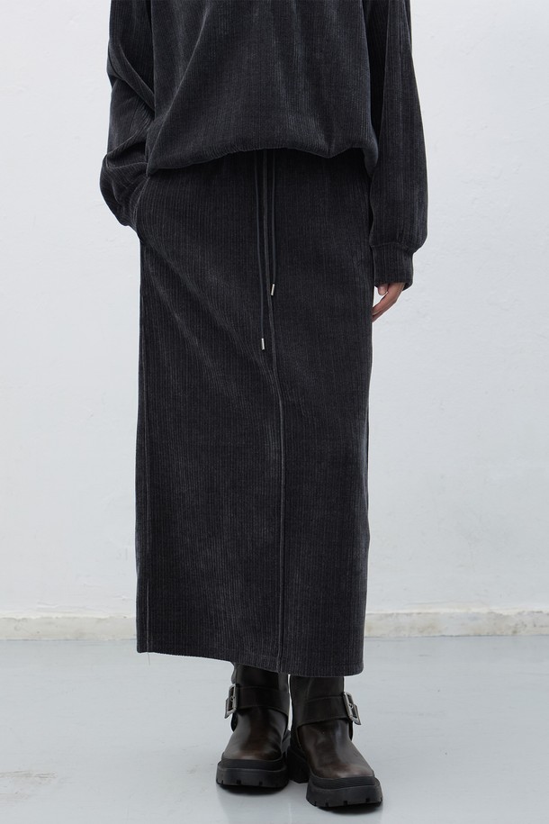 [25FW] WOMAN 리브드 벨로아 밴딩 롱스커트 [2COL]는 부드러운 촉감과 두꺼운 두께감으로 가을, 겨울 시즌에 따뜻하게 착용 가능한 여성 롱스커트입니다. 캐주얼, 베이직 스타일의 무지로, A라인 핏과 루즈핏으로 편안한 착용감을 선사합니다. 벨로아 소재와 밴딩 디테일이 특징이며, 출근룩과 모임룩 등 다양한 TPO에 활용 가능합니다. 블랙과 화이트 두 가지 컬러로 출시되어 미니멀, 클래식한 스타일을 연출하기 좋습니다.
