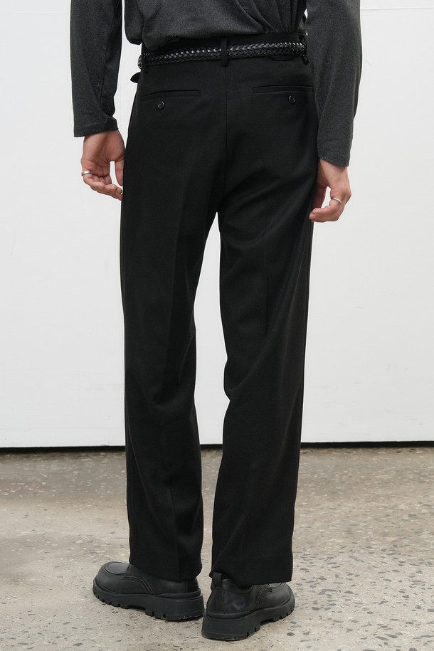 25FW MAN 클래식 원턱 와이드 슬랙스는 남성용 슬랙스로, 가을과 겨울에 착용하기 좋습니다. 무지 디자인에 와이드핏으로 제작되어 클래식하고 미니멀한 스타일을 연출합니다. 오피스룩, 비즈니스 캐주얼, 모임룩 등 다양한 TPO에 활용 가능하며, 시크한 느낌을 더해줍니다. 원턱 디테일이 특징이며, 편안한 착용감을 제공합니다. 블랙 컬러로 어떤 상의와도 쉽게 매치할 수 있습니다.
