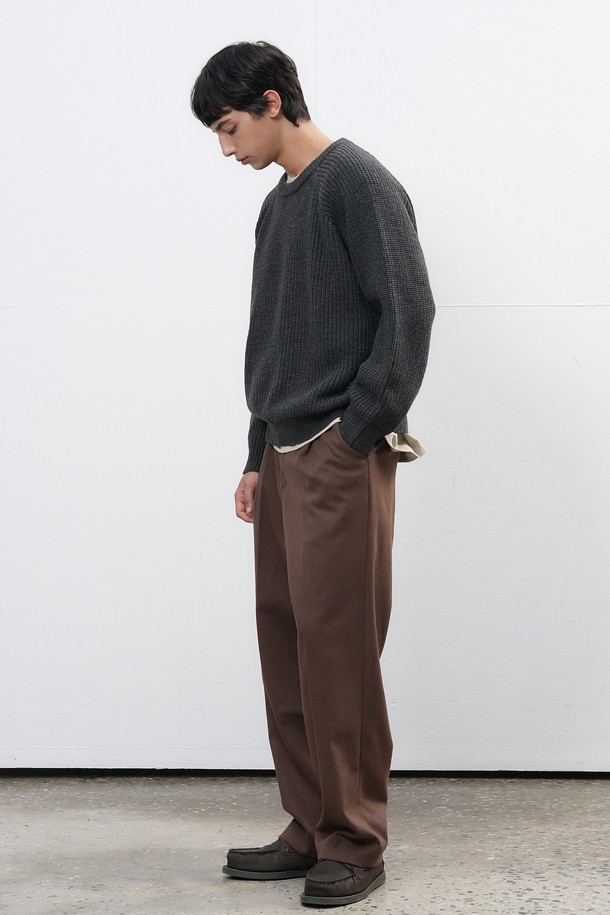 [25FW] MAN 클래식 원턱 와이드 슬랙스 [3COL]는 남성용 슬랙스로, 가을과 겨울에 착용하기 좋은 두께감의 긴 기장 바지입니다. 클래식하고 미니멀한 스타일을 추구하며, 일상, 출근룩, 비즈니스 캐주얼, 그리고 모임룩까지 다양한 TPO에 활용할 수 있습니다. 넉넉한 루즈핏 와이드 실루엣에 원턱 디테일이 더해져 편안하면서도 세련된 분위기를 연출합니다. 부드러운 폴리에스테르 소재로 제작되어 편안한 착용감을 선사하며, 브라운 컬러의 무지 디자인으로 어떤 상의와도 쉽게 매치할 수 있습니다.
