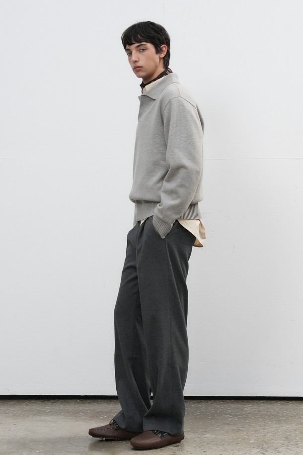 세련된 남성 스타일을 완성할 '[25FW] MAN 클래식 원턱 와이드 슬랙스'입니다. 가을, 겨울 시즌에 어울리는 긴 기장의 슬랙스로, 그레이, 블랙, 베이지 3가지 기본 컬러로 출시되었습니다. 클래식한 무드의 원턱 디테일과 와이드핏 디자인이 편안하면서도 시크한 분위기를 연출합니다. 출근룩, 비즈니스 캐주얼, 모임룩 등 다양한 TPO에 활용 가능하며, 미니멀하고 시크한 스타일을 연출하기 좋습니다.
