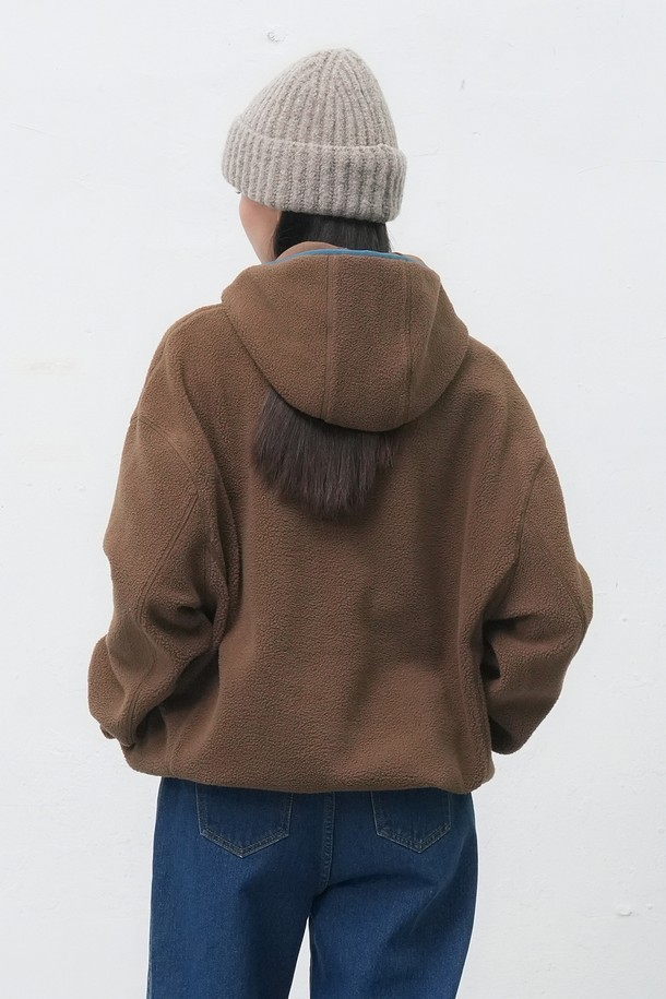 따뜻하고 부드러운 착용감의 남녀 공용 소프트 하이넥 플리스 아노락입니다. 넉넉한 루즈핏으로 편안함을 강조했으며, 보온성을 높이는 두꺼운 두께감의 플리스 소재를 사용했습니다. 캐주얼, 스포티, 미니멀 스타일을 모두 소화할 수 있는 디자인이며, 베이지, 차콜, 브라운 세 가지 색상으로 출시되었습니다. 가을, 겨울 시즌 데일리룩에 활용하기 좋은 아이템입니다. 집업 방식으로 간편하게 착용 가능하며, 하이넥 디자인으로 보온성을 더했습니다.
