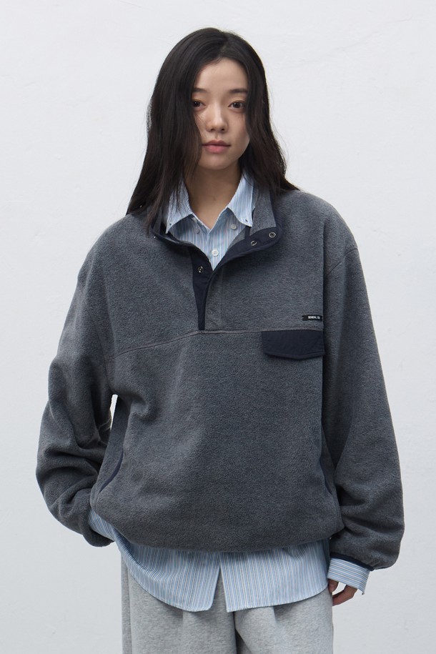 [25FW] UNISEX 소프트 하이넥 플리스 아노락은 부드러운 소프트 플리스 소재로 제작되어 포근한 착용감을 선사합니다. 유니섹스 디자인으로 남녀 모두 편안하게 착용 가능하며, 캐주얼 및 스포티 스타일을 연출하기 좋습니다. 하이넥 디자인과 레귤러핏으로 보온성을 높였으며, 가을, 겨울 시즌 데일리룩에 활용하기 좋은 아이템입니다. 베이지, 차콜, 브라운 세 가지 색상으로 출시되어 취향에 맞게 선택할 수 있습니다. 무지 패턴의 긴소매 아노락으로 미니멀한 스타일을 즐길 수 있습니다.
