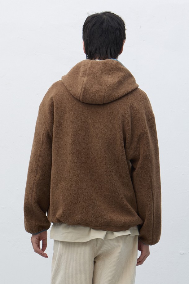 따뜻함과 스타일을 모두 갖춘 [25FW] UNISEX 소프트 하이넥 플리스 아노락입니다. 부드러운 소프트 플리스 소재로 제작되어 뛰어난 착용감을 선사하며, 겨울철 보온성을 책임집니다. 하이넥 디자인과 레귤러핏으로 제작되어 캐주얼, 스포티, 미니멀 등 다양한 스타일 연출이 가능합니다. 베이지, 차콜, 브라운 3가지 컬러로 출시되어, 산책, 캠핑, 집콕 등 어떤 TPO에도 활용하기 좋습니다. 긴 소매와 스냅 여밈 방식으로 편안함과 실용성을 더했습니다.
