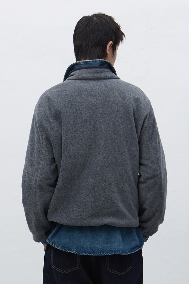 [25FW] UNISEX 소프트 하이넥 플리스 아노락은 부드러운 촉감의 플리스 소재로 제작되어 가을, 겨울철 보온성을 책임지는 아노락입니다. 루즈핏으로 편안한 착용감을 선사하며, 하이넥 디자인과 집업 여밈 방식으로 스타일리시함을 더했습니다. 베이지, 차콜, 브라운 3가지 색상으로 출시되어 다양한 룩에 매치하기 용이하며, 캐주얼, 스포티, 미니멀 스타일을 즐기는 분들께 추천합니다. 산책룩이나 캠핑룩으로 활용하여 따뜻하고 포근한 분위기를 연출할 수 있습니다. 무지 디자인으로 어떤 옷에도 잘 어울려 데일리 아우터로 손색없습니다.
