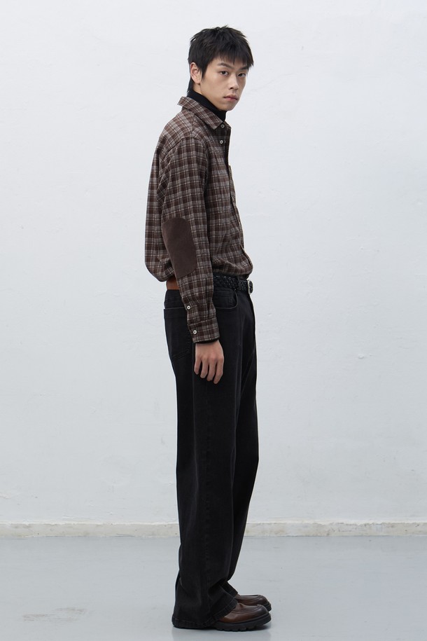 **[25FW] MAN 레귤러핏 플란넬 체크 셔츠 [2COL]**는 가을과 겨울, 일상과 같은 다양한 TPO에 활용 가능한 남성용 셔츠입니다. 부드러운 플란넬 소재와 넉넉한 레귤러핏으로 편안한 착용감을 선사하며, 두 가지 컬러(레드, 브라운)의 체크 패턴이 캐주얼하고 베이직한 스타일을 연출합니다. 출근룩부터 모임룩까지 폭넓게 활용할 수 있으며, 클래식, 미니멀 스타일에도 잘 어울립니다. 긴 소매 기장과 카라 디자인으로 깔끔한 실루엣을 완성합니다.
