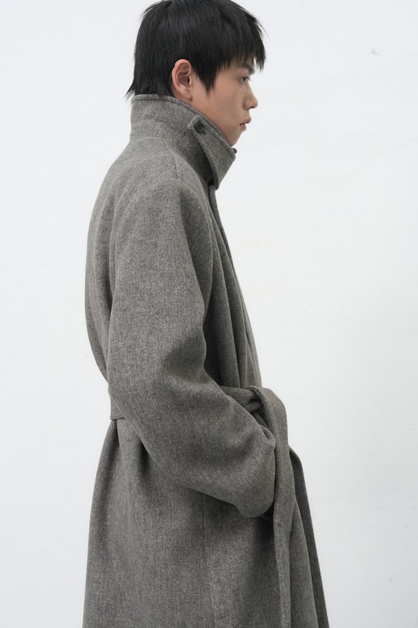 [25FW] MAN 울 블렌디드 발마칸 롱 코트 [2COL]는 남성분들을 위한 아우터입니다. 블랙, 그레이 두 가지 색상으로 출시되었으며, 가을과 겨울에 착용하기 좋습니다. 울 소재와 두꺼운 두께감으로 따뜻함을 제공하며, 레귤러핏과 싱글 버튼 여밈으로 클래식하고 베이직한 스타일을 연출합니다. 출근룩, 비즈니스 캐주얼, 모임룩 등 다양한 TPO에 활용 가능하며, 미니멀하고 시크한 스타일을 완성해 보세요. 긴 소매와 롱 기장으로 세련된 핏을 자랑하는 발마칸 코트입니다.
