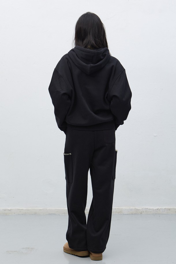 **[25FW] UNISEX 스티치 스웻 후드 세트 [3COL] / SBE4U51013SET**는 캐주얼, 스포티, 미니멀 스타일을 모두 아우르는 유니섹스 후드 스웻셔츠 세트입니다. 가을, 겨울 시즌에 어울리는 두꺼운 면 소재로 제작되어 부드러운 촉감을 선사하며, 오버핏 디자인으로 편안한 착용감을 제공합니다. 집콕룩, 산책룩, 캠핑룩 등 다양한 TPO에 활용 가능하며, 블랙 색상에 스티치 디테일이 포인트로 더해져 세련된 느낌을 줍니다. 긴 소매와 후드 디자인으로 보온성을 높였으며, 데일리룩으로 활용하기 좋은 아이템입니다.
