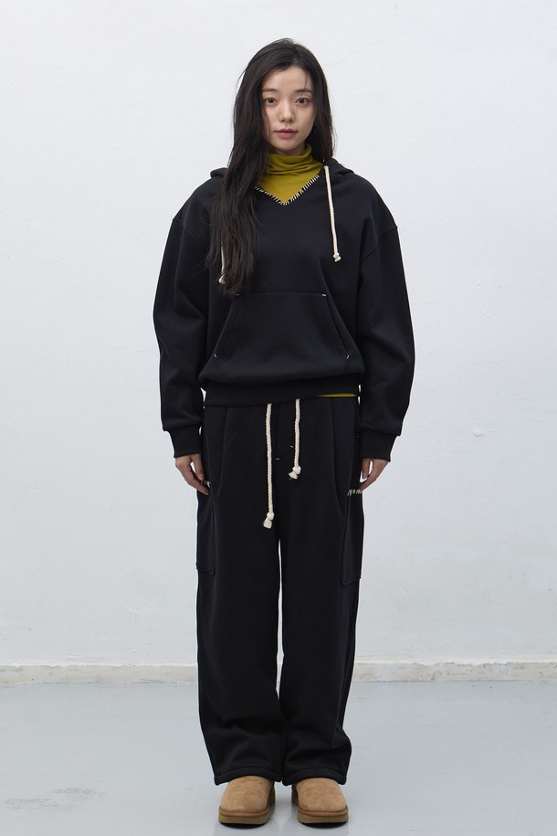 **[25FW] UNISEX 스티치 스웻 후드 세트 [3COL] / SBE4U51013SET**는 부드러운 촉감의 면 소재로 제작된 유니섹스 후드 세트입니다. 가을과 겨울에 착용하기 좋은 두꺼운 두께감으로, 캐주얼하고 스포티한 스타일을 연출합니다. 루즈핏 디자인과 무지 패턴으로 편안하면서도 미니멀한 느낌을 줍니다. 일상생활은 물론 집콕룩, 산책룩으로도 활용하기 좋습니다. 블랙 컬러로 어떤 스타일에도 쉽게 매치할 수 있는 실용적인 아이템입니다.
