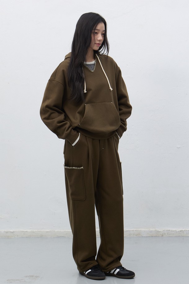 **[25FW] UNISEX 스티치 스웻 후드 세트 [3COL] / SBE4U51013SET**는 부드러운 촉감의 면 소재로 제작되어 가을, 겨울 시즌에 따뜻하게 착용할 수 있는 후드 세트입니다. 루즈핏으로 편안함을 강조했으며, 베이직하고 캐주얼한 스타일로 다양한 룩에 활용하기 좋습니다. 무지 디자인에 브라운 컬러로 포인트를 더하여 미니멀한 스타일을 연출할 수 있습니다. 집콕룩, 캠핑룩, 산책룩 등 TPO에 구애받지 않고 데일리하게 즐겨 입기 좋은 아이템입니다. 긴소매와 두꺼운 두께감으로 보온성을 높였습니다.
