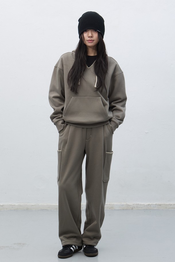 [25FW] UNISEX 스티치 스웻 후드 세트 [3COL]는 부드러운 촉감의 면 소재로 제작되어 가을, 겨울 시즌에 따뜻하게 착용하기 좋은 후드 티셔츠 세트입니다. 루즈핏으로 편안한 착용감을 선사하며, 데일리룩, 집콕룩, 산책룩 등 다양한 TPO에 활용 가능합니다. 베이직하고 캐주얼한 스타일로, 무지 디자인에 스티치 디테일이 더해져 미니멀한 매력을 더합니다. 두꺼운 두께감으로 보온성을 높였으며, 후드 디자인으로 더욱 스타일리시하게 연출할 수 있습니다. 남녀 모두 착용 가능한 유니섹스 제품으로, 편안함과 스타일을 동시에 잡을 수 있는 아이템입니다.
