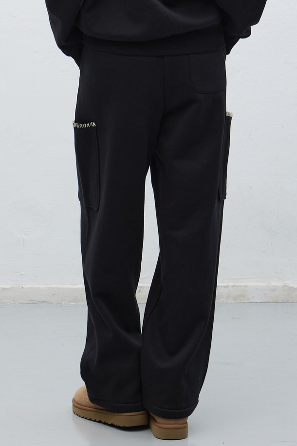 [25FW] 유니섹스 스티치 카고 스웻팬츠는 캐주얼과 스트리트, 미니멀 스타일을 모두 아우르는 디자인입니다. 부드러운 면 소재로 제작되어 편안한 착용감을 선사하며, 가을과 겨울에 적합한 두꺼운 두께감으로 보온성을 높였습니다. 루즈핏으로 활동성을 더하고, 허리 밴딩 처리로 편안하게 착용 가능합니다. 블랙, 카키, 그레이 3가지 컬러로 출시되어 다양한 스타일 연출이 용이하며, 스티치 디테일과 카고 포켓으로 디자인 포인트를 더했습니다. 긴 기장감으로 다리가 길어 보이는 효과를 줍니다.
