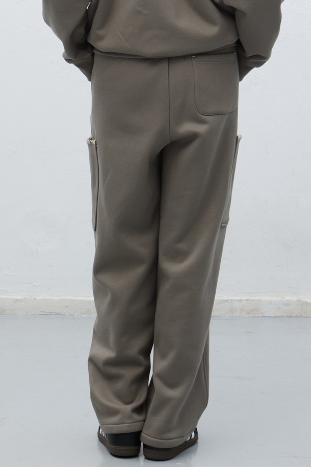 [25FW] UNISEX 스티치 카고 스웻팬츠는 캐주얼, 스트릿, 미니멀 스타일을 즐기는 유니섹스를 위한 제품입니다. 가을, 겨울 시즌에 어울리는 두꺼운 두께감의 면 소재로 제작되어 부드러운 촉감을 선사합니다. 루즈핏으로 편안한 착용감을 제공하며, 밴딩 허리와 카고 포켓, 스티치 디테일이 특징입니다. 블랙, 카키, 그레이 3가지 색상으로 출시되어 다양한 캠핑룩과 일상룩에 활용하기 좋습니다. 긴 기장으로 어떤 스타일에도 잘 어울리는 활용도 높은 아이템입니다.
