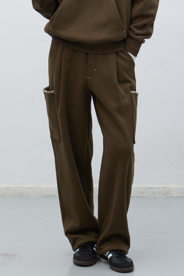 **[25FW] UNISEX 스티치 카고 스웻팬츠 [3COL]**는 가을, 겨울 시즌에 어울리는 유니섹스 카고 스웻팬츠입니다. 부드러운 면 소재로 제작되어 편안한 착용감을 선사하며, 루즈핏으로 캐주얼하고 스트릿한 스타일을 연출합니다. 블랙, 카키, 그레이 3가지 색상으로 출시되었으며, 긴 기장과 두꺼운 두께감으로 보온성을 높였습니다. 밴딩 처리된 허리와 카고 포켓, 스티치 디테일이 돋보이는 디자인으로, 캠핑룩이나 집콕룩 등 다양한 TPO에 활용 가능합니다. 캐주얼, 스트리트, 미니멀 스타일을 즐겨 입는 분들께 추천합니다.
