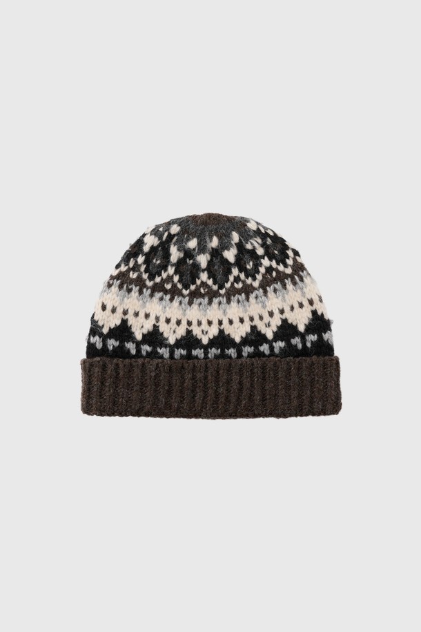 **[25FW] UNISEX 노르딕 비니 [3COL]**는 가을, 겨울 시즌에 어울리는 유니섹스 비니입니다. 울과 아크릴 혼방 소재로 제작되어 부드러운 촉감과 뛰어난 보온성을 자랑합니다. 깊은 모자 깊이와 두꺼운 두께, 노르딕 패턴 디자인이 특징이며, 네이비와 그레이 두 가지 색상으로 출시되었습니다. 출근룩과 연말 모임룩에 클래식, 캐주얼, 미니멀 스타일로 포인트를 더할 수 있습니다.
