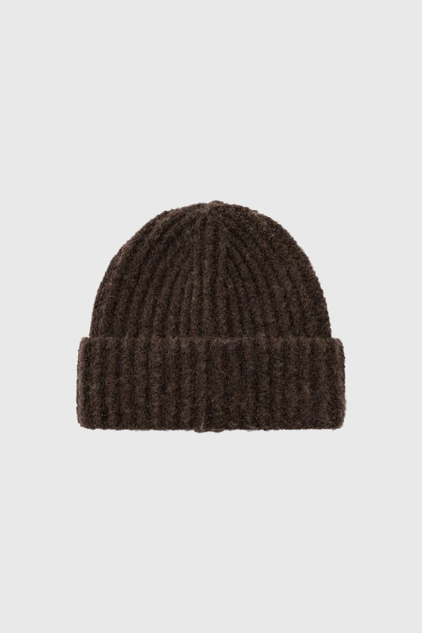 따뜻하고 포근한 [25FW] 유니섹스 하찌 니트 비니입니다. 부드러운 니트 소재로 제작되어 뛰어난 착용감을 선사하며, 깊은 모자 깊이로 안정감 있는 핏을 제공합니다. 가을, 겨울 시즌에 어울리는 두꺼운 두께감으로 보온성을 높였으며, 하찌 패턴이 은은한 포인트를 더합니다. 브라운 컬러는 어떤 의상에도 잘 어울려 출근룩, 연말 모임룩 등 다양한 TPO에 활용 가능하며, 캐주얼, 클래식, 미니멀 스타일 모두 소화 가능합니다.
