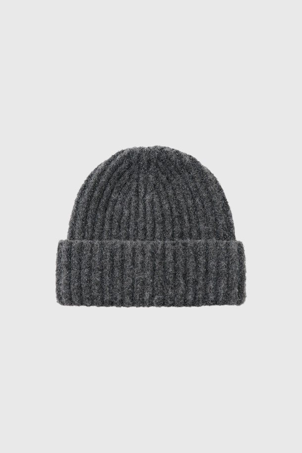 [25FW] UNISEX 하찌 니트 비니는 가을, 겨울 시즌에 어울리는 유니섹스 비니입니다. 부드러운 니트 소재로 제작되어 깊은 깊이감과 뛰어난 보온성을 제공하며 일상 및 출근룩, 여행룩에 활용하기 좋습니다. 미니멀, 캐주얼, 클래식 스타일을 모두 아우르는 디자인으로, 하찌 패턴의 은은한 멋스러움을 더했습니다. 그레이 컬러로 다양한 의상에 매치하기 용이하며, 폭넓은 연령층에서 착용하기 좋습니다.
