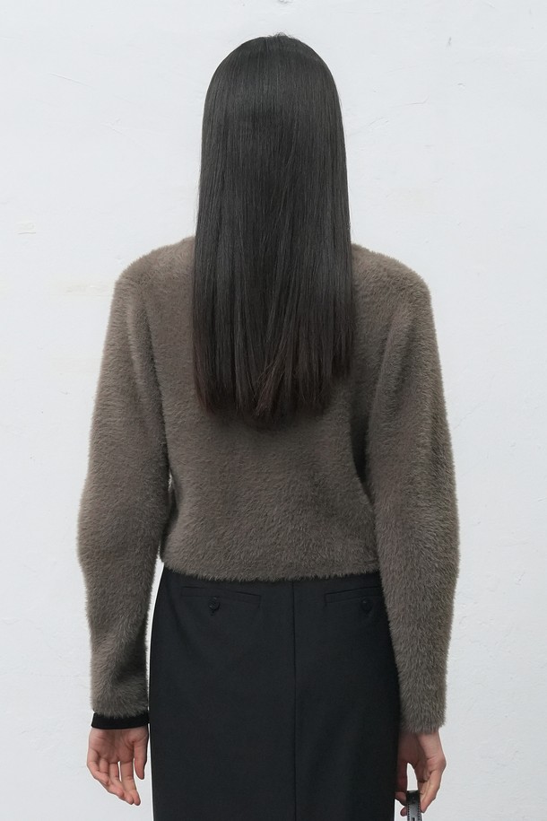 [25FW] 우먼 헤어리 크롭 가디건은 부드러운 울 소재로 제작되어 포근한 착용감을 선사합니다. 민트, 브라운, 블랙 3가지 색상으로 출시되어, 캐주얼하고 미니멀한 스타일을 연출하기 좋습니다. 브이넥 라인과 긴 소매, 헤어리 텍스처가 특징이며, 크롭 기장으로 트렌디함을 더했습니다. 두꺼운 두께감으로 가을, 겨울철 출근룩에 따뜻하게 활용할 수 있는 베이직 가디건입니다. 루즈핏으로 편안하게 착용 가능합니다.
