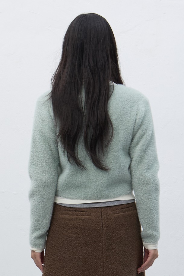 [25FW] WOMAN 헤어리 크롭 가디건 [3COL]는 여성용 가디건으로, 캐주얼하고 미니멀한 스타일을 연출합니다. 부드러운 헤어리 텍스처와 루즈핏으로 편안한 착용감을 선사하며, 가을과 겨울에 따뜻하게 입을 수 있습니다. 크롭 기장과 라운드넥 디자인이 특징이며, 민트, 브라운 등 세 가지 다채로운 컬러로 출시되었습니다. 집콕룩으로 활용하기 좋으며, 일상생활에서 폭넓게 활용할 수 있습니다.
