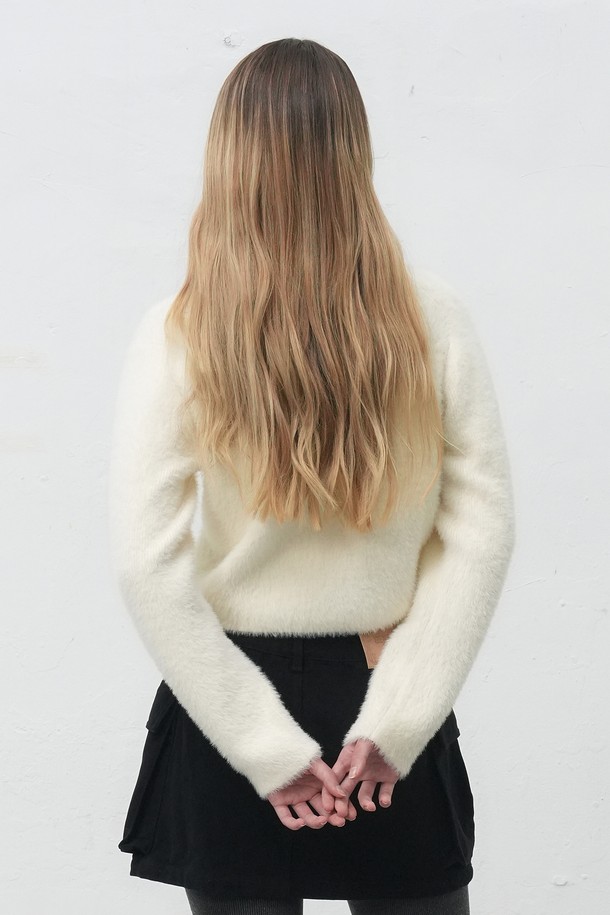 [25FW] WOMAN 헤어리 크롭 가디건 [3COL] / WBE4L04555는 부드러운 울 소재로 제작된 여성용 가디건입니다. 아이보리 컬러의 무지 디자인으로, 캐주얼, 미니멀, 클래식 스타일을 연출하기 좋습니다. 가을, 겨울 시즌에 어울리는 두꺼운 두께감과 긴 소매 기장이 특징이며, 브이넥 라인과 레귤러 핏으로 편안하게 착용할 수 있습니다. 헤어리 텍스처가 돋보이는 크롭 기장의 가디건으로, 데이트룩이나 모임룩에 활용하기 좋습니다. 버튼 여밈 방식으로 간편하게 스타일링할 수 있습니다.
