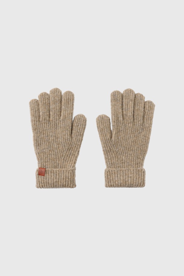 [25FW] UNISEX 리브드 니트 글러브는 가을, 겨울 시즌에 따뜻하게 착용할 수 있는 유니섹스 장갑입니다. 부드러운 촉감의 니트 소재로 제작되었으며, 리브드 패턴으로 디자인되어 미니멀, 클래식, 캐주얼 스타일 모두에 잘 어울립니다. 베이지, 화이트, 크림 3가지 컬러로 출시되어 다양한 스타일에 매치하기 좋습니다. 두꺼운 두께감으로 보온성을 높여 추운 날씨에도 따뜻함을 유지해 줍니다. 일상생활에서 데일리하게 활용하기 좋은 니트 글러브입니다.
