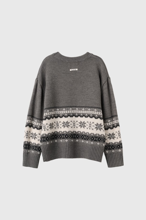 [25FW] WOMAN 스완 노르딕 니트 풀오버는 포근한 울 소재로 제작되어 가을과 겨울에 따뜻하게 착용할 수 있는 여성용 니트입니다. 라운드넥 디자인에 긴 소매 기장으로, 캐주얼한 스타일을 연출하기 좋습니다. 두꺼운 두께감과 부드러운 촉감은 편안한 착용감을 선사하며, 레귤러 핏으로 제작되었습니다. 스완 패턴과 스노우플레이크 무늬가 돋보이는 풀오버 스타일의 니트로, 그레이, 화이트 2가지 색상으로 만나보실 수 있습니다.
