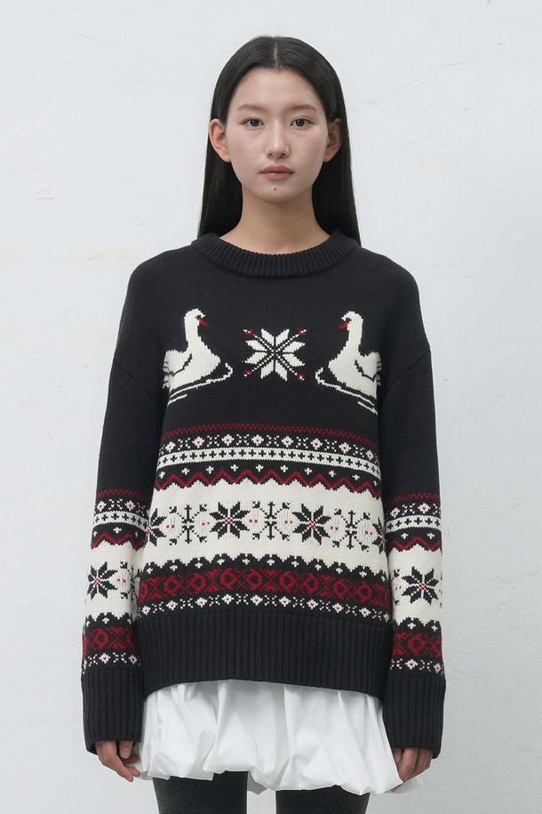[25FW] WOMAN 스완 노르딕 니트 풀오버는 포근한 울 소재로 제작되어 가을과 겨울에 따뜻하게 입을 수 있는 여성용 니트입니다. 라운드넥과 긴소매, 레귤러핏 디자인으로 편안한 착용감을 선사하며, 캐주얼한 무드를 연출합니다. 스완 패턴과 두꺼운 두께감으로 포근함을 더하고, 부드러운 촉감이 특징입니다. 데이트룩, 모임룩 등 다양한 TPO에 활용 가능하며, 캐주얼, 클래식, 미니멀 스타일을 즐겨 입는 분들께 추천합니다. 블랙, 핑크 두 가지 색상으로 만나보세요.
