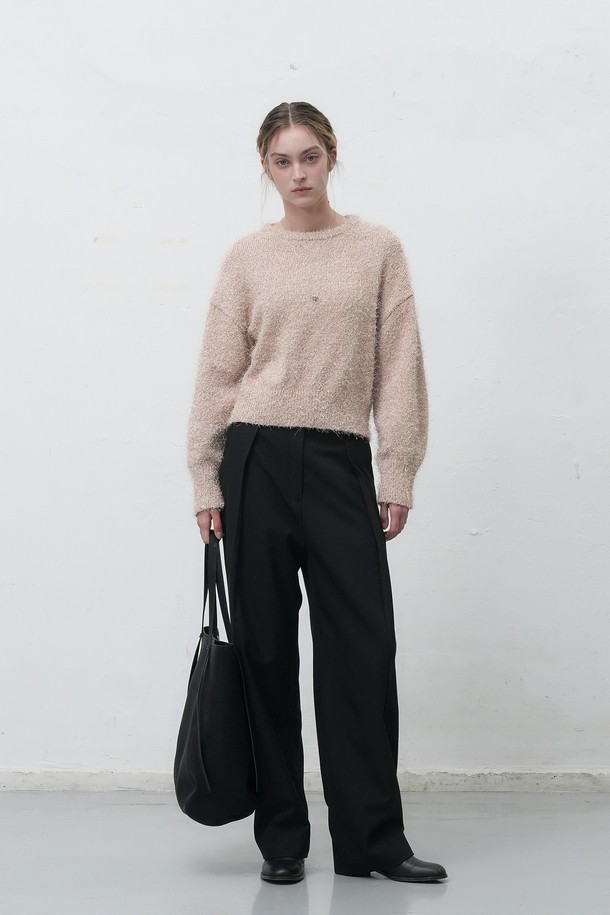 세련된 스타일을 완성할 [25FW] WOMAN 스웨이드 바스켓 숄더백입니다. 부드러운 스웨이드 소재와 사각 형태의 바스켓 디자인이 돋보이며, 오픈형 잠금 방식으로 편리함을 더했습니다. 미디엄 사이즈로 데이트룩, 모임룩 등 다양한 TPO에 활용 가능하며, 클래식, 미니멀, 시크 스타일을 연출하기 좋습니다. 컬러는 블랙 한 가지로 출시되었습니다.
