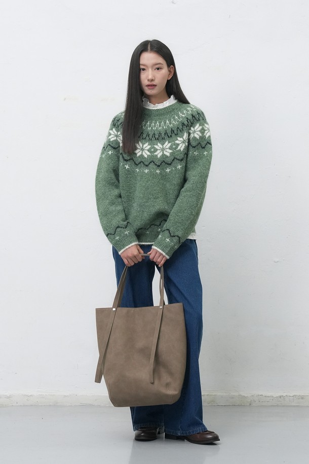 **[25FW] WOMAN 스웨이드 바스켓 숄더백 [2COL] / WBE4L92517**

가을, 겨울 시즌에 어울리는 여성용 스웨이드 바스켓 숄더백입니다. 미니멀하고 클래식한 디자인으로 다양한 스타일 연출에 활용하기 좋습니다. 부드러운 스웨이드 소재와 무지 패턴이 특징이며, 숄더백 형태로 제작되어 일상생활에서 편리하게 사용할 수 있습니다.
