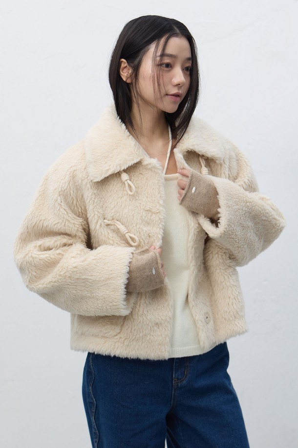 [25FW] 우먼 울 블렌드 니트 핸드 워머 [4COL] / WBE4L93528은 여성용 핸드워머입니다. 울 소재를 사용하여 부드러운 촉감과 따뜻한 보온성을 제공하며, 가을과 겨울에 착용하기 좋습니다. 무지 디자인으로 클래식, 미니멀, 캐주얼 스타일 모두 소화 가능하며, 산책룩에 잘 어울립니다. 두꺼운 두께감으로 추운 날씨에도 따뜻하게 손을 보호해 줍니다. 베이지 색상입니다.
