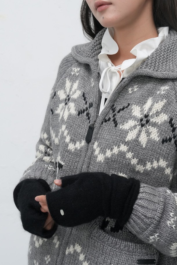 **[25FW] 우먼 울 블렌드 니트 핸드 워머 [4COL] / WBE4L93528**은 부드러운 촉감과 보온성을 갖춘 여성용 핸드 워머입니다. 울 소재를 사용하여 두꺼운 두께감을 자랑하며, 겨울철 추운 날씨에도 따뜻하게 손을 보호해 줍니다. 무지 디자인으로 어떤 스타일에도 잘 어울리며, 베이직한 스타일을 선호하는 분들께 적합합니다. 출근룩에 클래식하고 미니멀한 포인트를 더해 세련된 룩을 연출해보세요. 손목 부분에 착용하여 따뜻함과 스타일을 동시에 잡을 수 있습니다.
