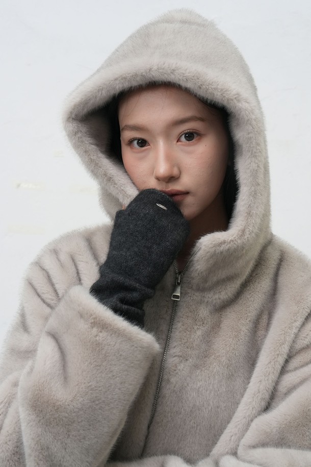 [25FW] 우먼 울 블렌드 니트 핸드 워머는 가을, 겨울철 여성 출근룩에 클래식, 미니멀, 캐주얼 스타일을 더해줄 핸드 워머입니다. 울 블렌드 소재로 제작되어 부드러운 촉감과 두꺼운 두께로 뛰어난 보온성을 제공합니다. 무지 디자인에 그레이 색상으로 어떤 의상에도 잘 어울리며, 다양한 스타일링을 연출할 수 있습니다. 데일리 아이템으로 활용하기 좋으며, 손을 따뜻하게 유지해주는 실용적인 아이템입니다.
