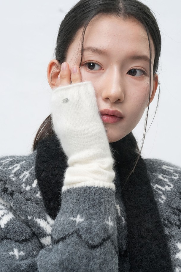 [25FW] WOMAN 울 블렌드 니트 핸드 워머 [4COL] / WBE4L93528은 부드러운 촉감과 두꺼운 두께로 따뜻함을 선사하는 여성용 핸드 워머입니다. 울 소재를 사용하여 보온성을 높였으며, 무지 디자인으로 미니멀, 클래식, 캐주얼 스타일 모두 소화 가능합니다. 손가락이 오픈되어 있어 활동성을 높였으며, 가을과 겨울철 산책룩이나 집콕룩에 활용하기 좋습니다. 화이트 컬러로 다양한 의상에 매치하기 용이합니다.
