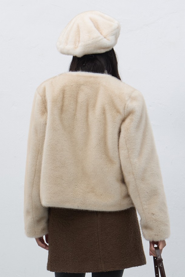 **[25FW] WOMAN 노카라 머플러 페이크 퍼 재킷 [2COL] / WBE4L07536**

우아하고 클래식한 무드의 여성 노카라 페이크 퍼 재킷입니다. 부드러운 촉감의 두꺼운 페이크 퍼 소재로 제작되어 가을과 겨울 시즌에 따뜻하게 착용할 수 있습니다. 레귤러핏으로 편안하게 착용 가능하며, 오픈 스타일의 여밈과 머플러 디테일이 특징입니다. 베이지와 브라운 두 가지 컬러로 출시되어 데이트룩, 모임룩, 연말 모임룩 등 다양한 TPO에 활용 가능합니다. 미니멀하면서도 세련된 스타일을 연출하기 좋습니다.
