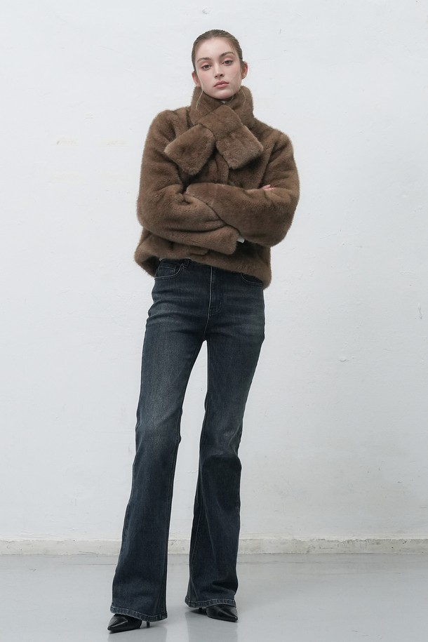 [25FW] WOMAN 노카라 머플러 페이크 퍼 재킷 [2COL]은 부드러운 촉감의 페이크 퍼 소재로 제작되어 가을, 겨울 시즌 따뜻하게 착용할 수 있는 여성용 자켓입니다. 캐주얼하고 베이직한 스타일의 무지 디자인으로, 다양한 룩에 활용하기 좋습니다. 노카라 디자인과 머플러 디테일이 더해져 포근한 느낌을 주며, 레귤러 핏으로 편안하게 착용 가능합니다. 긴 소매 기장과 두꺼운 두께감으로 보온성을 높였으며, 오픈 방식으로 간편하게 입고 벗을 수 있습니다. 브라운 컬러로 포근하고 세련된 분위기를 연출합니다.
