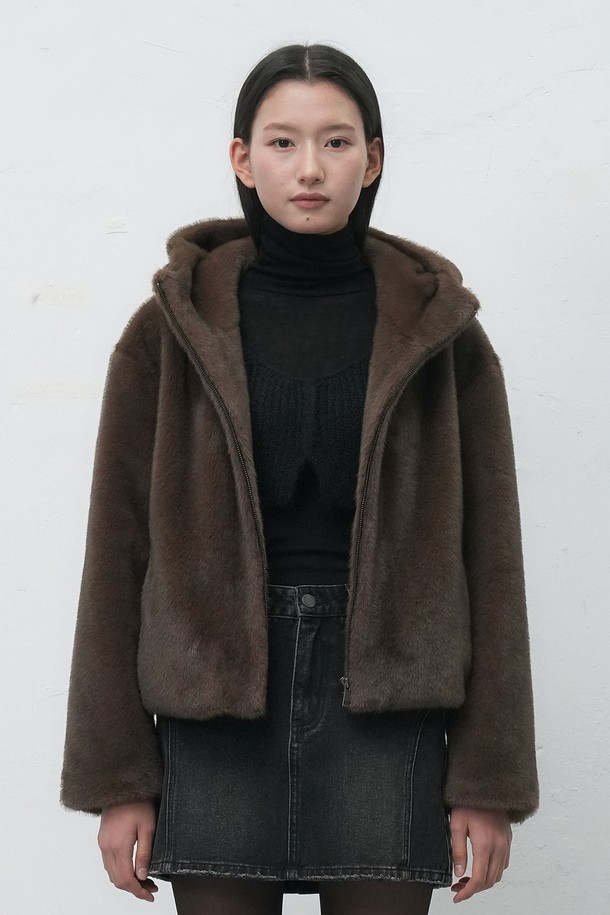따뜻하고 포근한 [25FW] WOMAN 하이넥 페이크 퍼 후드 집업입니다. 부드러운 촉감의 페이크 퍼 소재로 제작되어 겨울철에도 따뜻하게 착용할 수 있습니다. 캐주얼한 무드의 오버핏 디자인에 하이넥과 후드가 더해져 보온성을 높였습니다. 무지 디자인으로 다양한 스타일 연출이 용이하며, 브라운 컬러로 포근한 분위기를 더했습니다. 크롭 기장과 긴 소매로 트렌디한 스타일을 완성해보세요.
